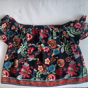 Breezy off the shoulder top w tie detail on sleeve